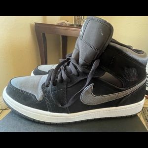 Air Jordan’s 1 mid